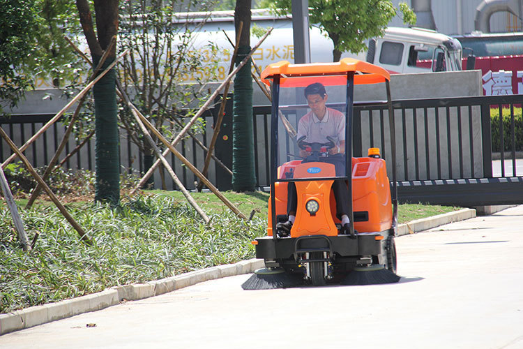 駕駛式掃地車在清（qīng）掃（sǎo）道路