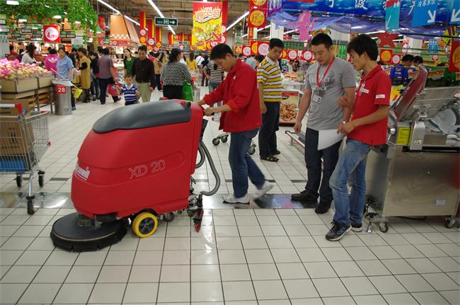 電瓶式洗地機在超市的應用現場